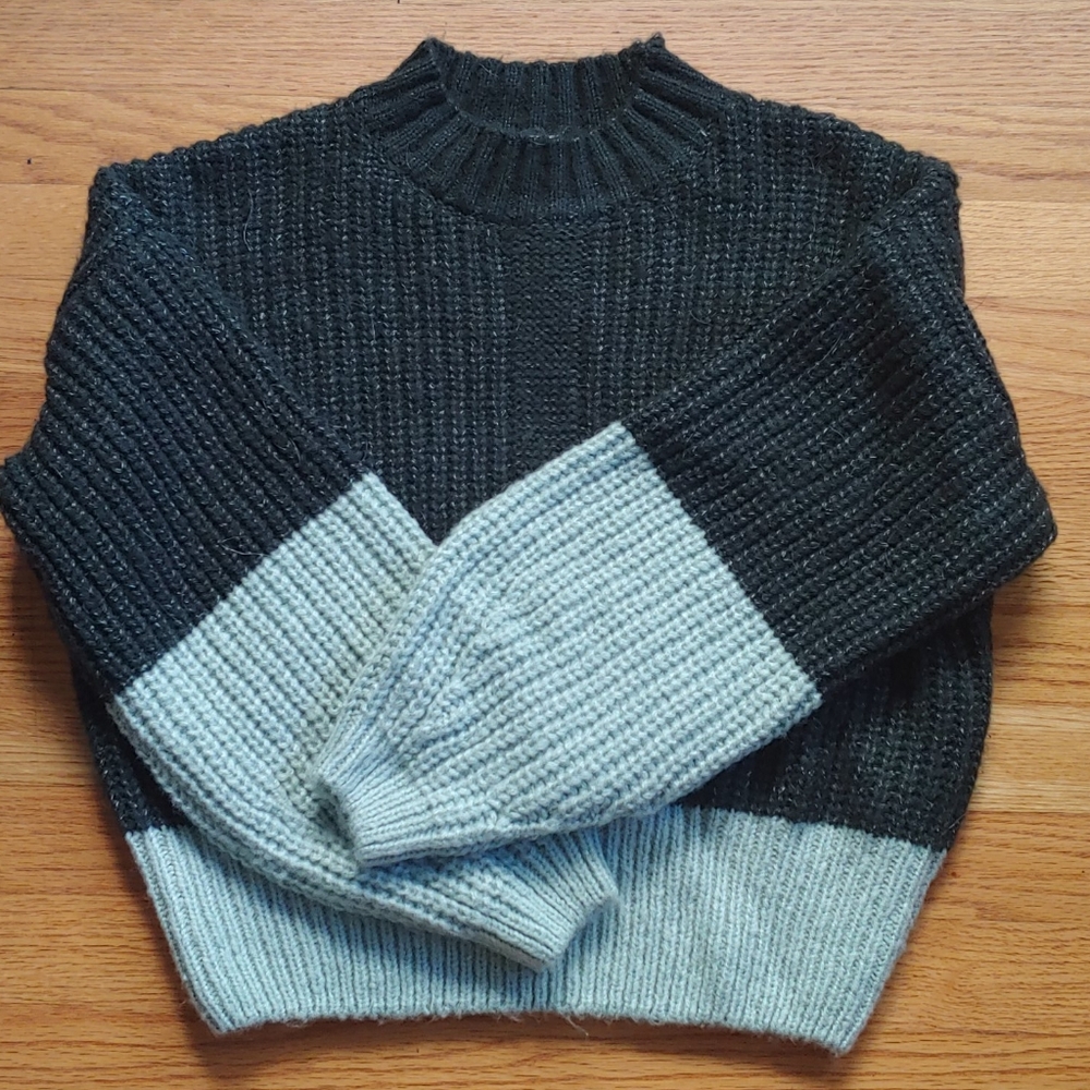 ELODIE Green Color Blocked Crop Sweater